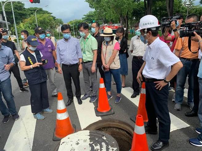 高雄市長陳其邁（中）12日巡視前鎮乙烯外洩事件後續處理狀況。（資料照，柯宗緯攝）