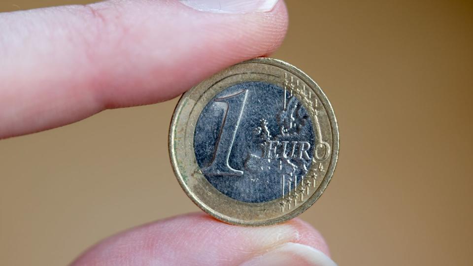 Der Euro ist am Donnerstag zeitweise auf ein 20-Jahrestief zum US-Dollar gefallen. (Bild: dpa)