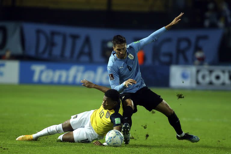 Un duelo repetido y que tuvo un pasaje de tensión: el uruguayo Rodrigo Bentancur avanza ante el ecuatoriano Gonzalo Plata