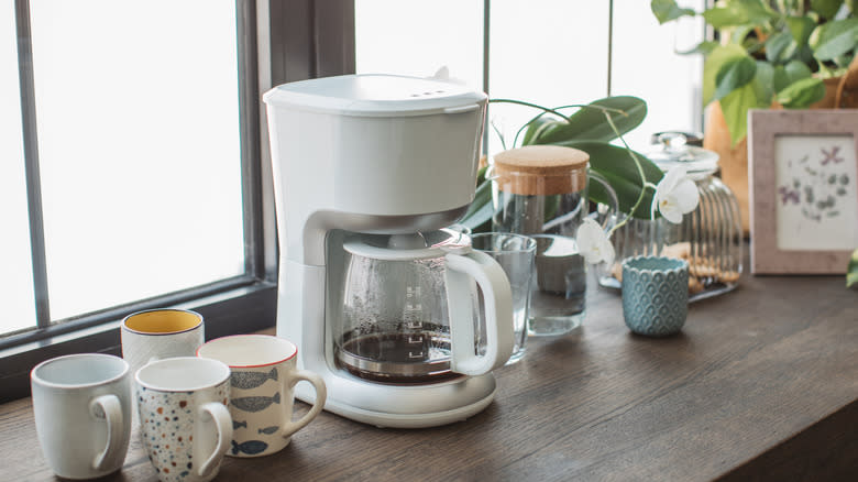 coffee maker with cups