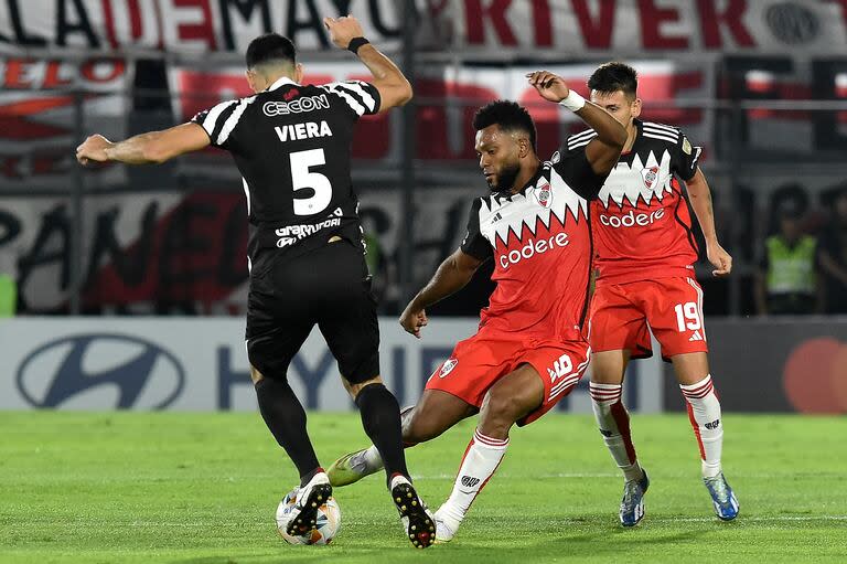 Una noche espesa para Miguel Borja en Asunción: errático en la ofensiva, no defendió en el juego aéreo en el gol de Libertad; además, le fue anulado un tanto por posición fuera de juego.