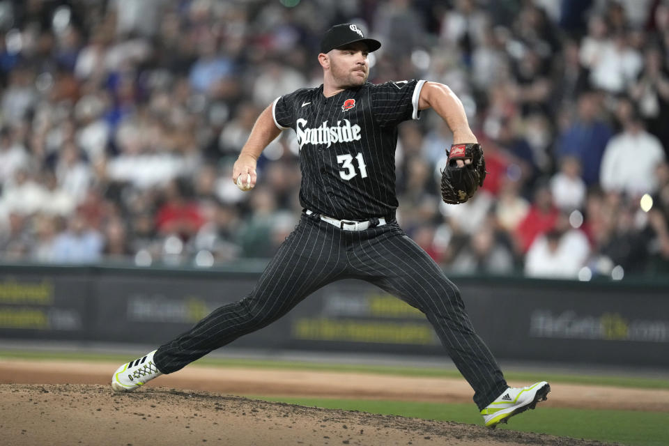 ARCHIVO - Liam Hendriks, relevista de los Medias Blancas de Chicago, lanza en juego de béisbol en contra de los Angelinos de Los Ángeles el 29 de mayo de 2023, en Chicago. Los Medias Blancas declinaron la opción del equipo por 15 millones de dólares por Hendriks el viernes 3 de noviembre. (AP Foto/Charles Rex Arbogast, Archivo)