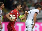 Polens Stürmer Robert Lewandowski (M) sorgte für den 2:1-Anschlusstreffer. Foto: Federico Gambarini