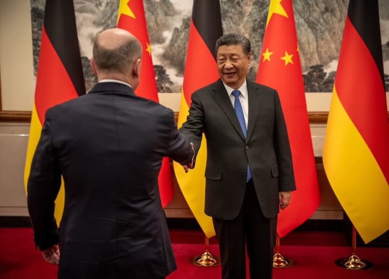 Chinese President Xi Jinping (R) welcomes German Chancellor Olaf Scholz at the State Guest House. Michael Kappeler/dpa