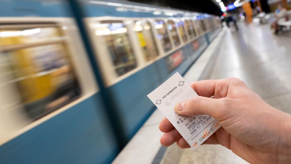 Für das Bus- und Bahnfahren im Nahverkehr müssen viele Deutsche tiefer in die Tasche greifen.