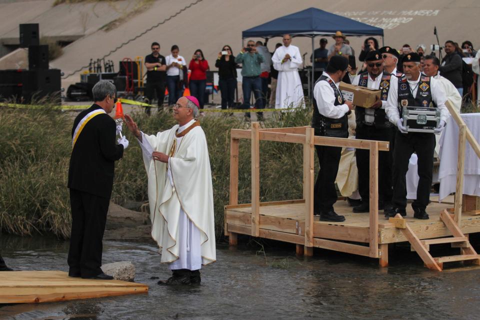 Bishop Mark Seitz participates in a Mass attended by hundreds at the U.S.-Mexico border, held in memory of migrants killed by crossing the Rio Bravo in their attempt to reach the United States, on Nov. 4, 2017. (Photo: HERIKA MARTINEZ/AFP via Getty Images)