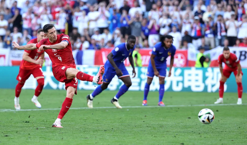 Robert Lewandowski, delantero de Polonia, anotó lo que seguramente será su último gol en la Euro: un penal ante francia en el cierre d ela fase de grupos. (Foto: Kevin C. Cox/Getty Images)