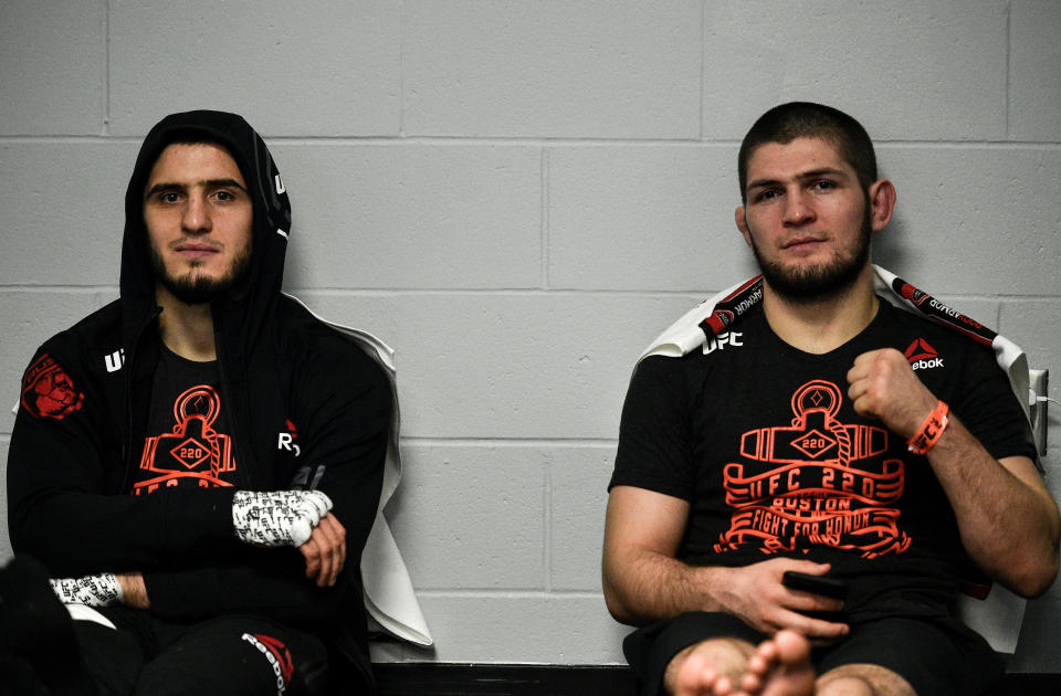 Islam Makhachev junto a Khabib Nurmagomedov antes de una pelea. Foto: Brandon Magnus/Zuffa LLC/Zuffa LLC via Getty Images