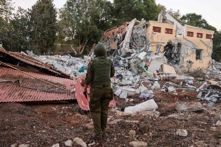 Destrucción en el kibutz Beeri, cerca de la frontera con Gaza. (Menahem KAHANA / AFP)
