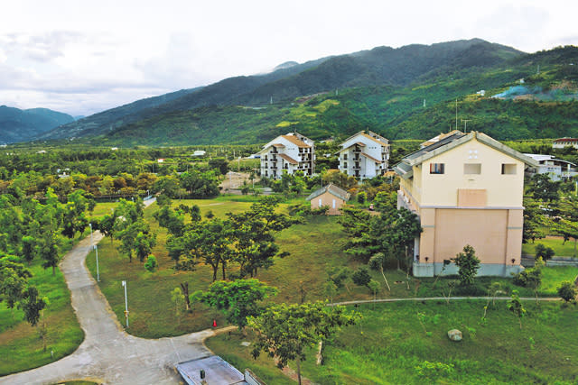 在圖資館的較高位置可以遠眺到山巒環抱大學校園一帶的景色。（周翠玲攝）