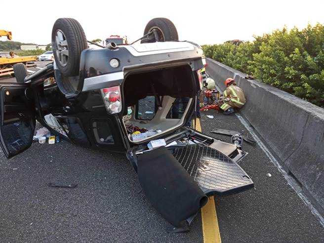 這起車禍造成2人受傷，救護車到達時1名駕駛已無生命跡象（OHCA），救護員持續施予CPR搶救送醫。（圖／讀者提供）