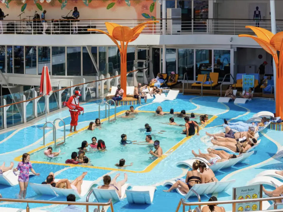 Ein überfüllter Pool auf der Royal Caribbean's  Wonder of the Seas im April 2022. - Copyright: Joey Hadden/Business Insider US