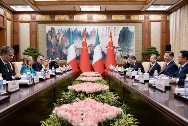 Italian Prime Minister Giorgia Meloni (2nd L) meets Chinese President Xi Jinping (2nd R) in Beijing. -/Italian Government/dpa