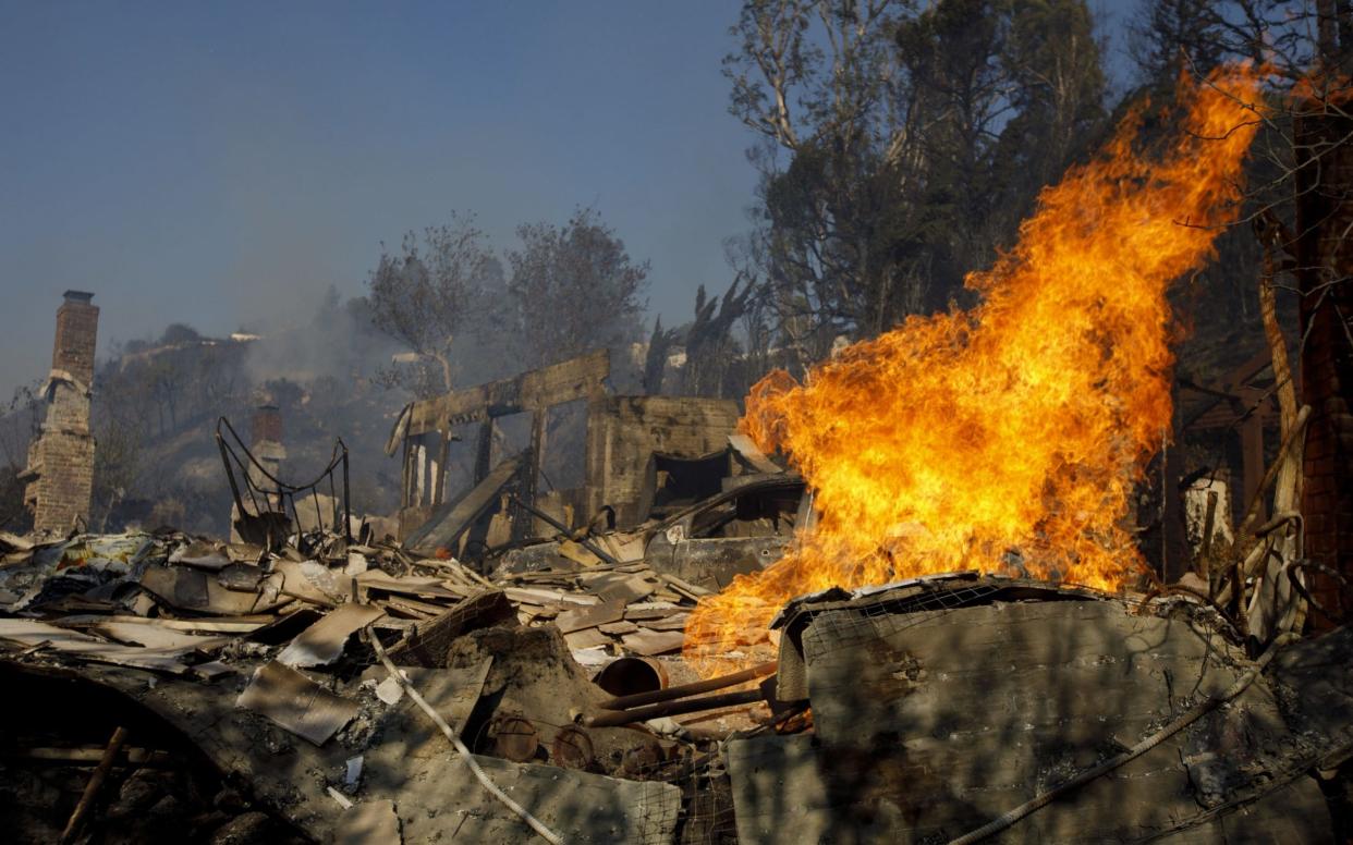 Firefighters battle the Skirball Fire in Bel-Air as thousands of acres burn in southern California - Bloomberg