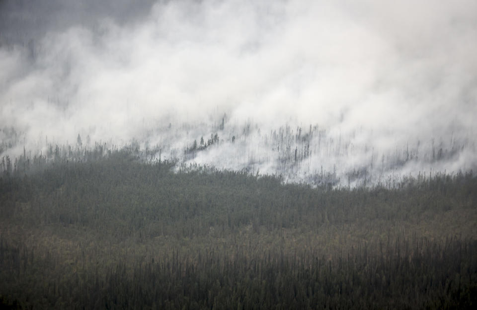 A wildfire burns south of Enterprise, N.W.T., Thursday, Aug. 17, 2023. THE CANADIAN PRESS/Jeff McIntosh