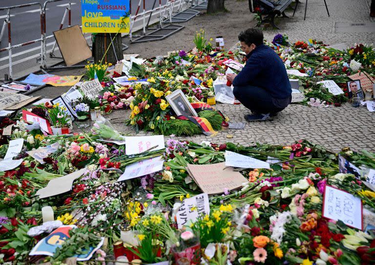 Una mujer enciende una vela en un memorial improvisado de flores y velas en honor al líder opositor ruso Alexei Navalny frente a la embajada rusa en Berlín el 1 de marzo de 2024, día del funeral de Navalny en Rusia. 