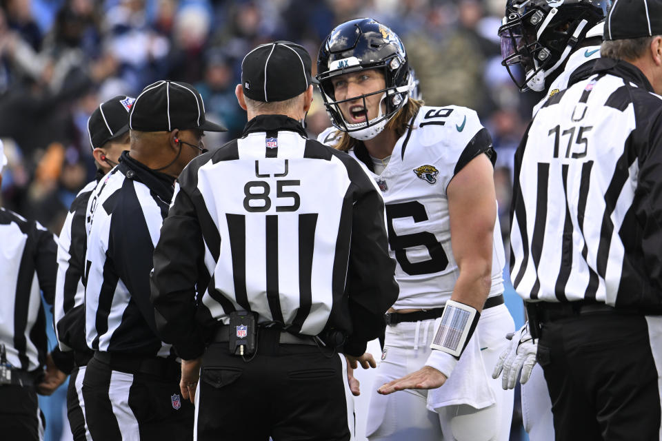 Trevor Lawrence (16), quarterback de los Jaguars de Jacksonville, discute con los árbitros durante la segunda mitad del juego de la NFL en contra de los Titans de Tennessee, el domingo 7 de enero de 2023, en Nashville, Tennessee. (AP Foto/John Amis)