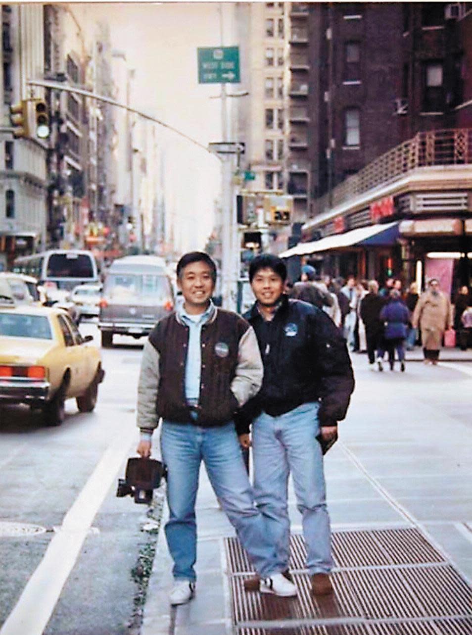 從電工轉任攝影助理的林添貴（右），1995年赴紐約幫王力宏拍攝MV。（林添貴提供）