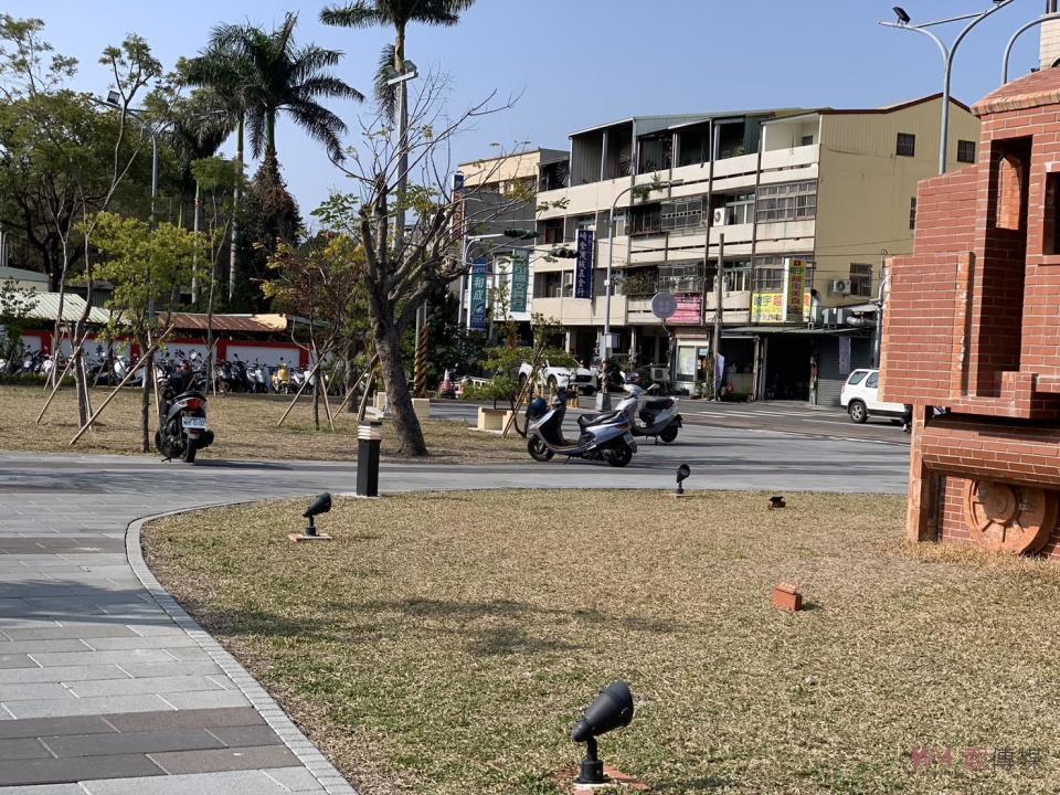 ▲彰化後火車站扇形車庫停車場已啟用，儘管停車場收費便宜，仍有民眾選擇在附近公園違停，警方不得已加強取締。（記者陳雅芳攝）