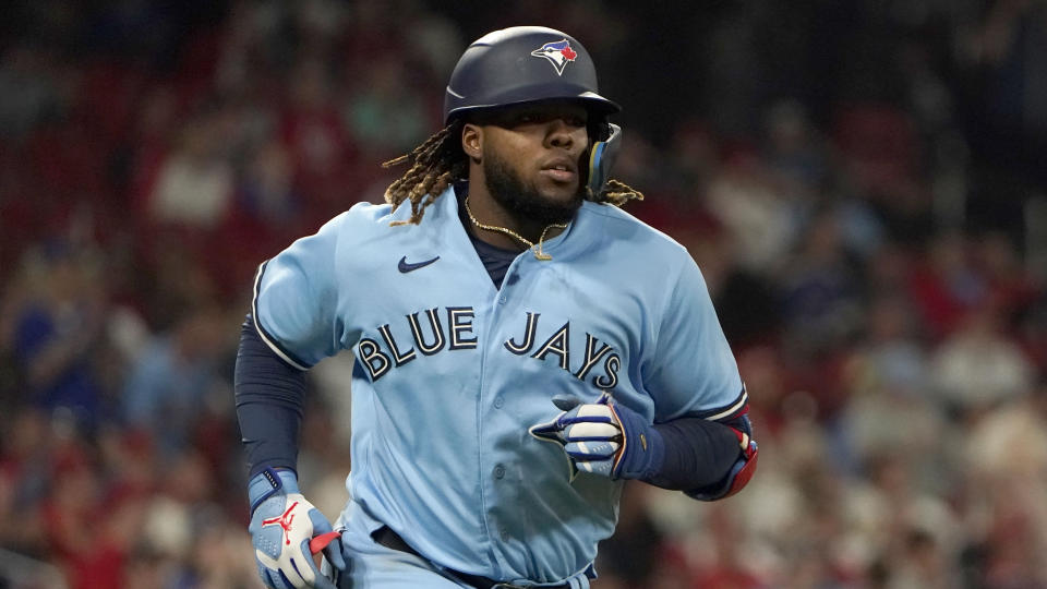 Vladimir Guerrero Jr., de los Azulejos de Toronto, recorre las bases después de conectar un jonrón solitario durante la sexta entrada de un partido de béisbol contra los Cardenales de San Luis el martes 24 de mayo de 2022 en San Luis.  (Foto AP/Jeff Roberson)