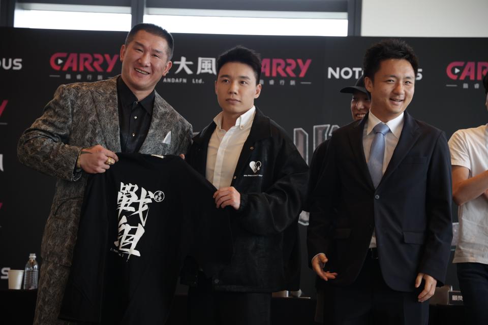 館長（左）擔任Toyz（中）與鍾培生（右）拳擊賽的顧問和總教練，3人今（15日）在記者會上合影。（主辦方提供）