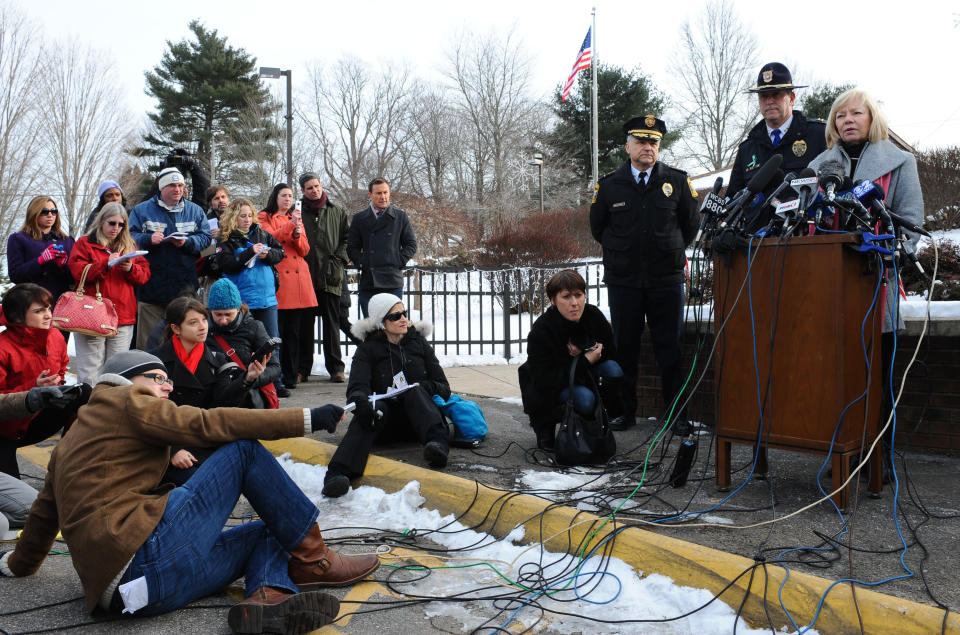 La superintendente escolar de Newtown, Janet Robinson (D), orece una rueda de prensa este 2 de enero de 2013, un día antes del retorno de los estudiantes de esa localidad, a las instalaciones de la escuela de Monroe, unos 11 kilómetros distante de la original Sandy Hook. AP Photo/Jessica Hill