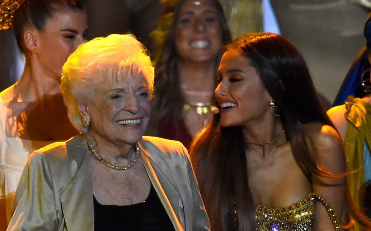 Die beiden trennen fast 70 Jahre: Marjorie Grande (98, links) und ihre Enkelin Ariana Grande (30) arbeiten schon lange zusammen. Die "Nonna" der Grammy-Gewinnerin brach nun sogar einen Rekord. (Bild: 2018 Getty Images/Theo Wargo)