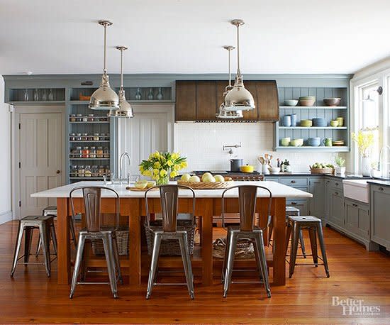 No matter where you live or the age of your house, you can re-create the bygone charisma and rural charm of a farmhouse kitchen. These eye-catching farmhouse kitchen designs will show you how.