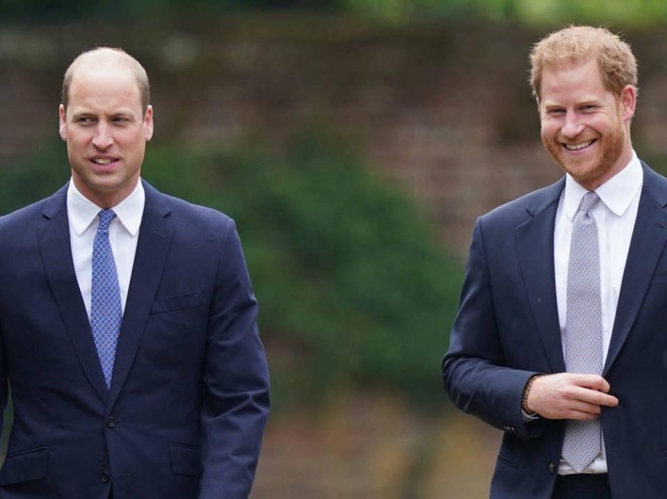 Herrscht wieder Frieden zwischen Prinz William (li.) und Prinz Harry? (Bild: imago images/i Images)