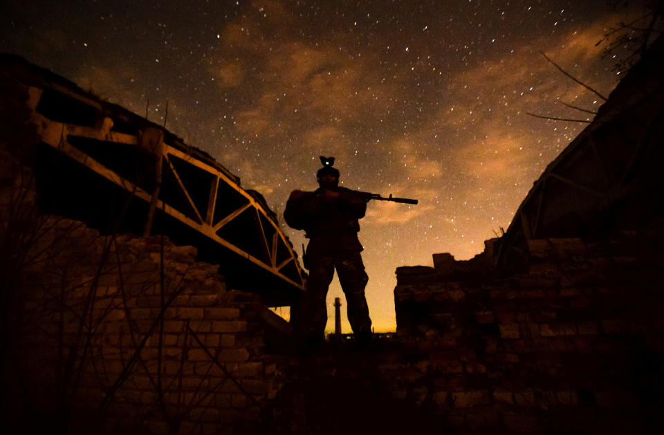 Image: A Ukrainian soldier near the line of separation between them and the pro-Russia rebels (Oleksandr Klymenko / Reuters)