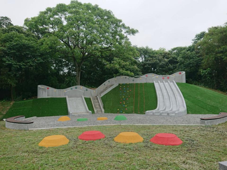 遺址公園內的多種溜滑梯。(photo by 新北市文化局 ,圖片來源)
