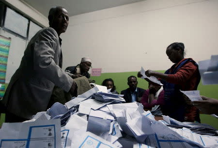 Election officials count votes at the end of the voting exercise in Ethiopia's capital Addis Ababa May 24, 2015. REUTERS/Tiksa Negeri