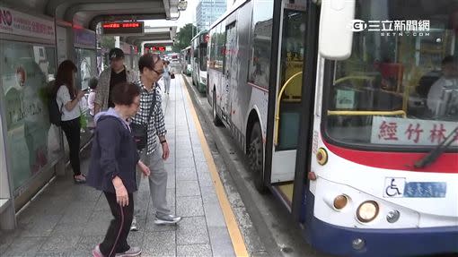 雙北公車上下車都需要刷卡。（圖／資料照）