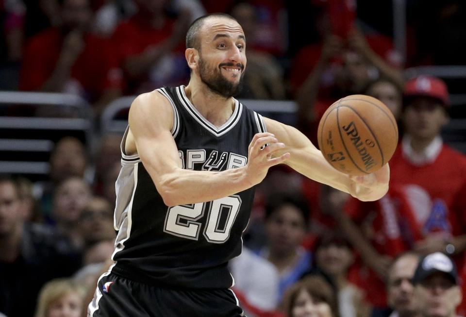 El argentino Manu Ginóbili, de los Spurs de San Antonio, envía un pase durante el primer partido de la ronda inicial de los playoffs de la NBA, ante los Clippers de Los Ángeles, el 19 de abril de 2015 (AP Foto/Chris Carlson, archivo)