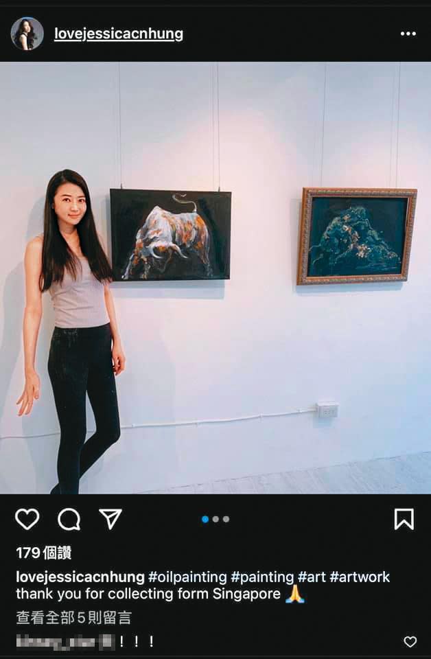 張熙恩分享在畫展和自己作品的合影，引起網友注意。（翻攝自lovejessicacnhung IG）