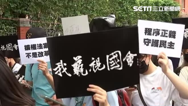 立院外聚集大量抗議民眾，「輪椅妹」吳亭臻也現身受訪。（圖／三立新聞網直播）
