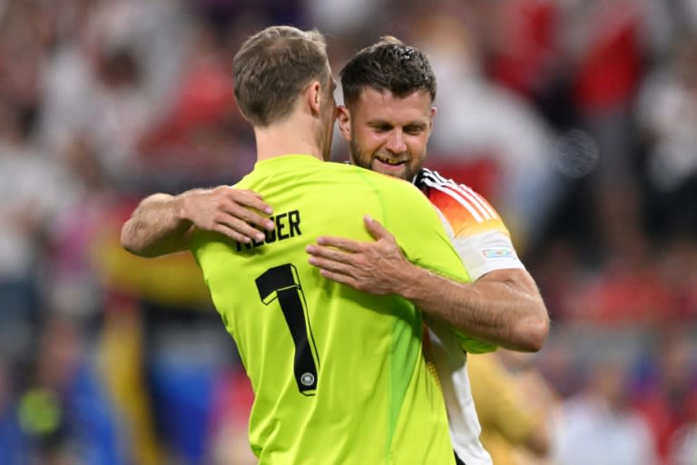 Le gardien allemand Manuel Neuer et l'attaquant Niclas Fuellkrug après le match nul contre la Suisse, lors de l'Euro-2024 à Francfort, le 23 juin 2024 (Kirill KUDRYAVTSEV)