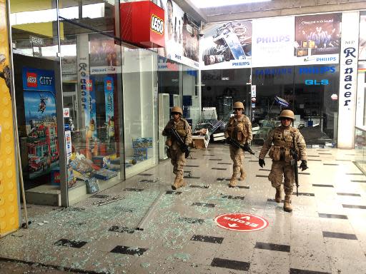 Soldados patrullan el 3 de abril de 2014 un centro comercial de Iquique afectado por el terremoto del miércoles (AFP | Aldo Solimano)