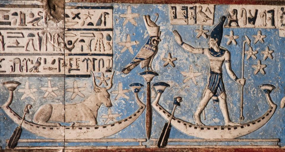 Sopdet y Sahu (Sirio y Orión) mostrados en las barcas de la izquierda y la derecha, respectivamente, desde la capilla oriental de Osiris en el techo del templo de Dendera. Sarah Symons