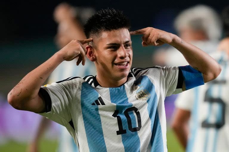 Claudio Echeverri, capitán y gran figura de la selección argentina Sub 17, festeja su primer gol ante Japón