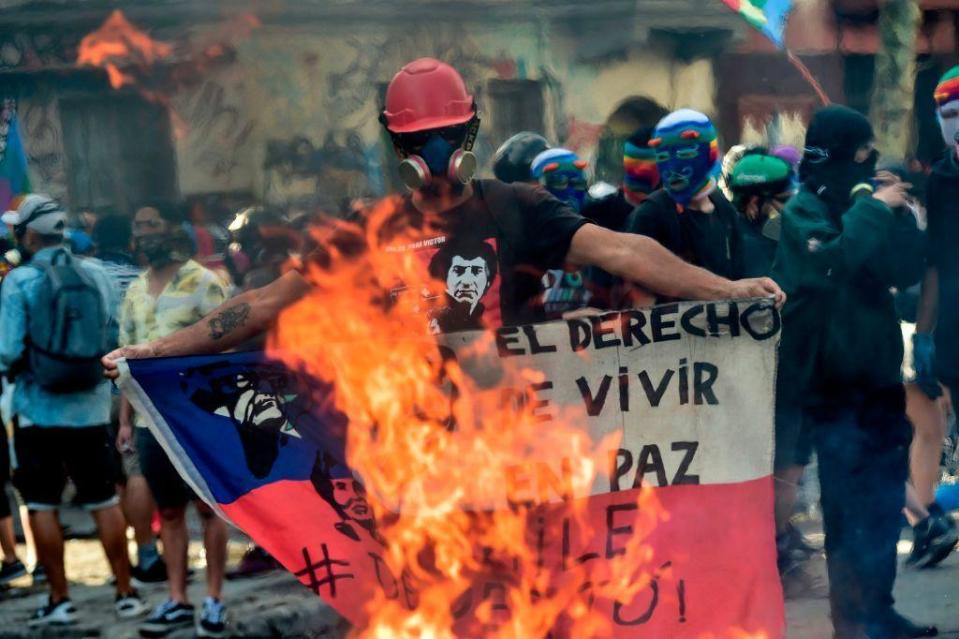 Manifestante en una protesta en Santiago en diciembre de 2019.