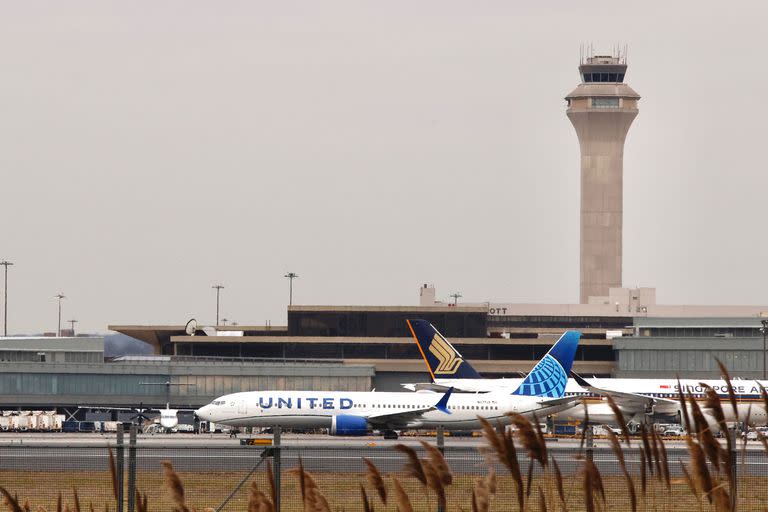 Un avión de United Airlines en el Aeropuerto Internacional de Newark, en Newark, Nueva Jersey