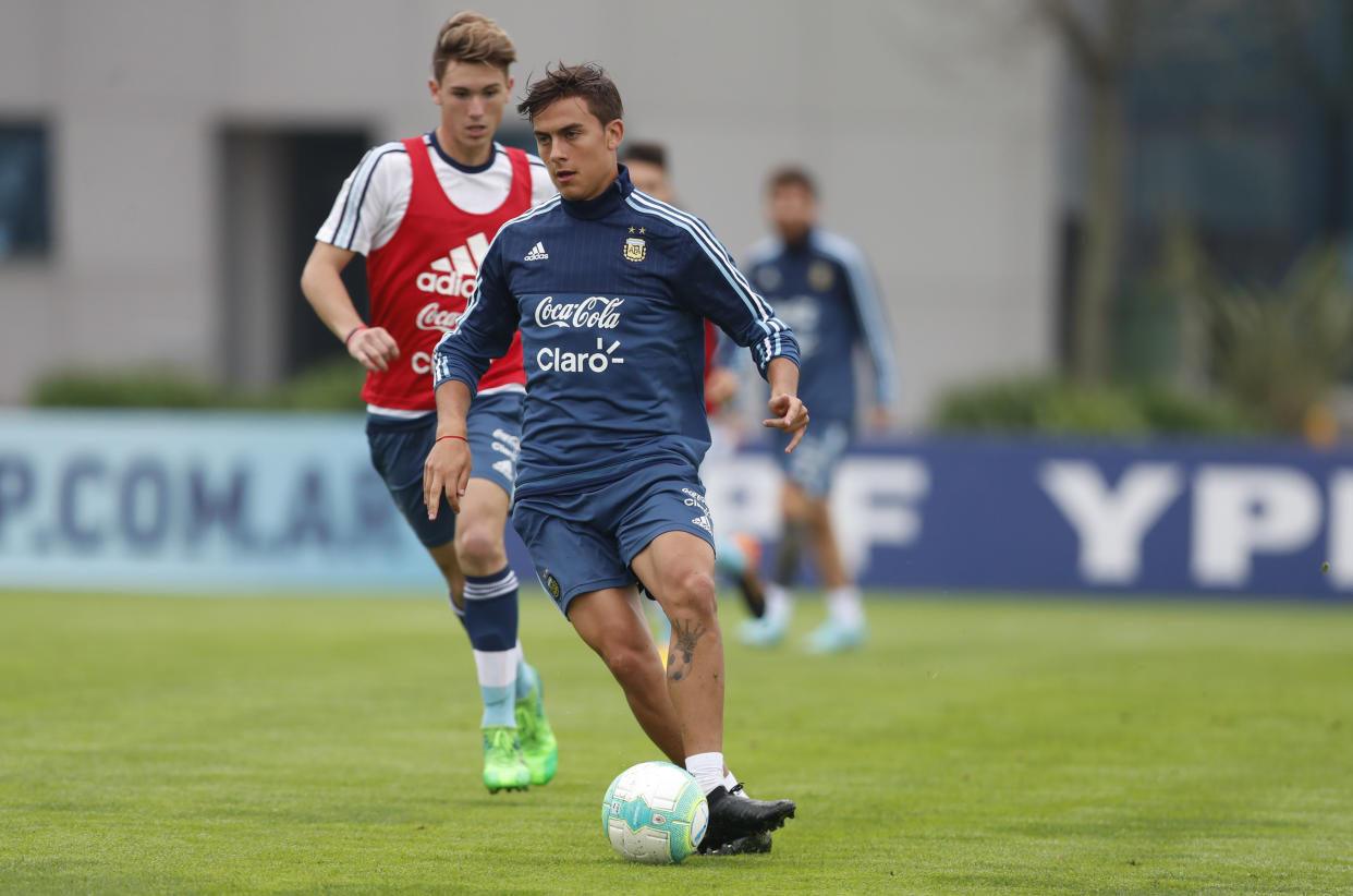 BAS27. BUENOS AIRES (ARGENTINA), 29/08/2017.- El jugador de la selección argentina de fútbol Paulo Dybala (d) participa en un entrenamiento general del equipo hoy, martes 29 de agosto de 2017, en el predio de la Asociación de Fútbol argentino (AFA) en Ezeiza, Buenos Aires (Argentina). Argentina jugará el próximo jueves 31 de agosto ante Uruguay por las eliminatorias para el Mundial Rusia 2018. EFE/David Fernandez