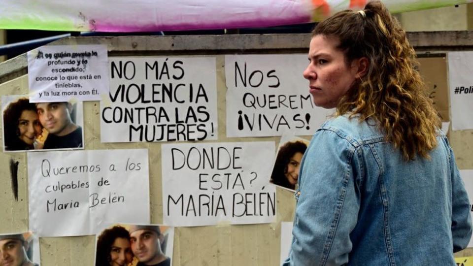 Una mujer, en una protesta en Quito por la desaparición de María Belén Bernal.