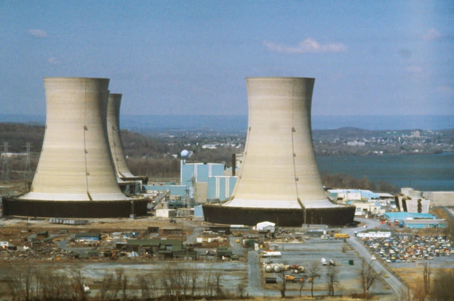 The huge towers of Three Mile Island nuclear power plant in Londonderry Township, Pennsylvania, near the Susquehanna River. | Location: Londonderry Township, Pennsylvania, USA.