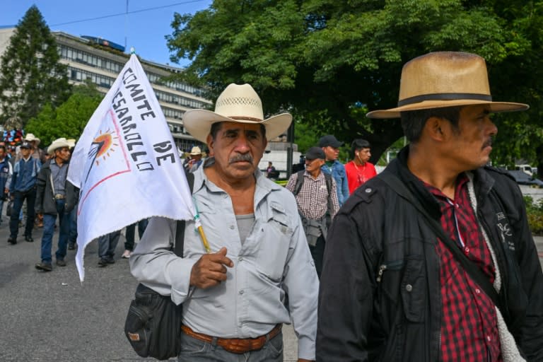 Unos campesinos del Comité de Desarrollo Campesino (CODECA) marchan para exigir la renuncia de la cuestionada fiscal general de Guatemala, Consuelo Porras, y para protestar contra el alto costo de vida, el 10 de julio de 2024 en Ciudad de Guatemala (Johan Ordóñez)