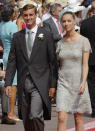 <p>Beatrice Borromeo todavía no se había casado con Pierre Casiraghi, tercer hijo de la princesa Carolina de Mónaco, cuando se convirtió en una de las invitadas más elegantes de la boda real. Su vestido de encaje todavía nos sigue enamorando 10 años después. (Foto: Damien Meyer / AFP via Getty Images)</p> 