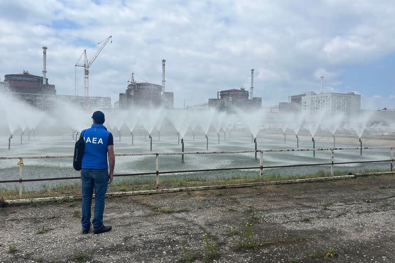  Personal del OIEA visita la central nuclear de Zaporiyia, en Ucrania 