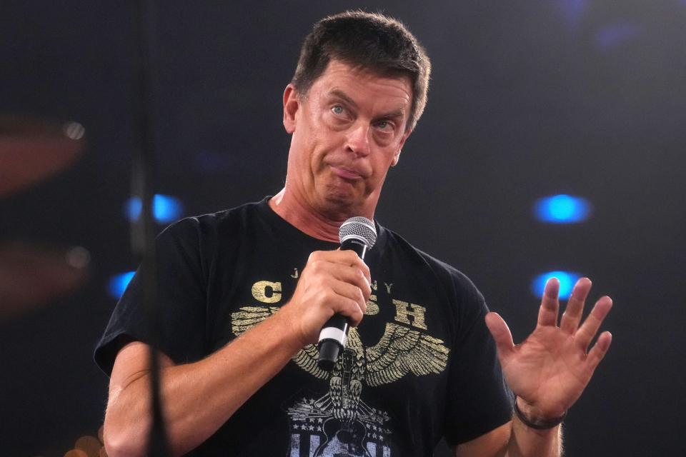 Saturday Night Live alum Jim Breuer will perform Saturday at The Center At Deltona in a benefit show to support No Longer Fatherless, a Port Orange nonprofit dedicated to mentoring fatherless boys.