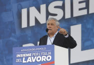 Sul palco di Piazza del Popolo il vicepresidente di Forza Italia, Antonio Tajani, la leader di Fratelli d'Italia, Giorgia Meloni, e Matteo Salvini.